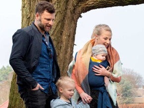 Familie kijkt naar pauw Familie kijkt naar pauw