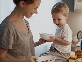 Moeder en peuter in de keuken Moeder en peuter in de keuken