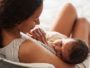 Moeder geeft baby borstvoeding Moeder geeft baby borstvoeding