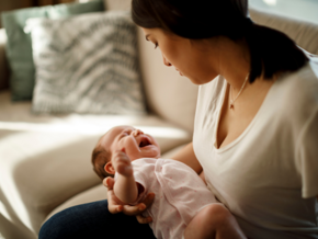 Baby begint 's avonds te huilen Baby begint 's avonds te huilen