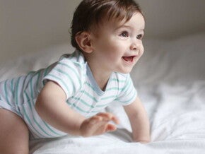 Lachende kruipende baby Lachende kruipende baby