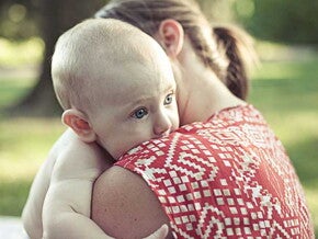 baby en mama knuffelen baby en mama knuffelen